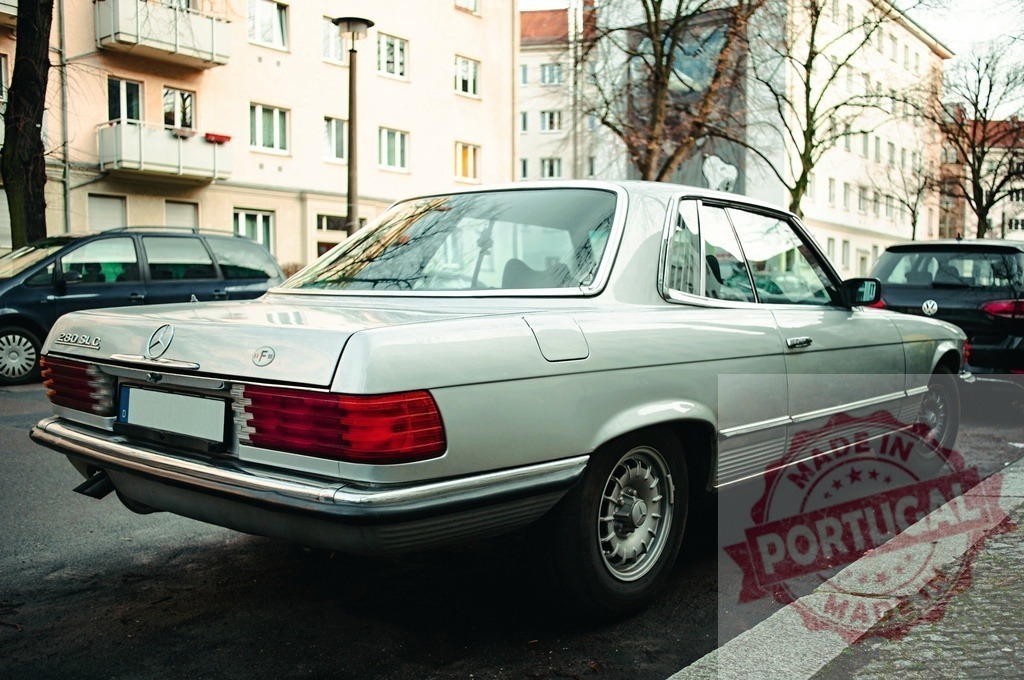Mercedes-Benz 380 SLC classic car parked urban street | Mercedes-Benz 380 SLC classic car parking on a city street beside residential buildings - Realisiert mit Pictrs.com
