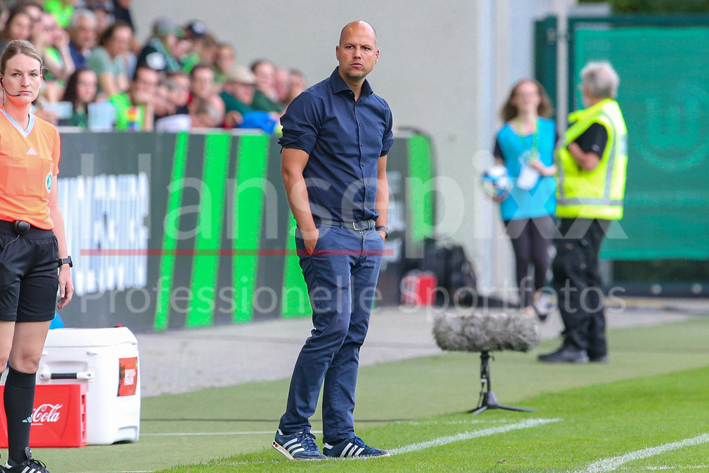 Fussball, Google Pixel Frauen-Bundesliga, VfL Wolfsburg - Bayer 04 Leverkusen | v.li.: Robert de Pauw (Trainer, Cheftrainer, Bayer 04 Leverkusen), DIE DFB-RICHTLINIEN UNTERSAGEN JEGLICHE NUTZUNG VON FOTOS ALS SEQUENZBILDER UND/ODER VIDEOÄHNLICHE FOTOSTRECKEN. DFB REGULATIONS PROHIBIT ANY USE OF PHOTOGRAPHS AS IMAGE SEQUENCES AND/OR QUASI-VIDEO.