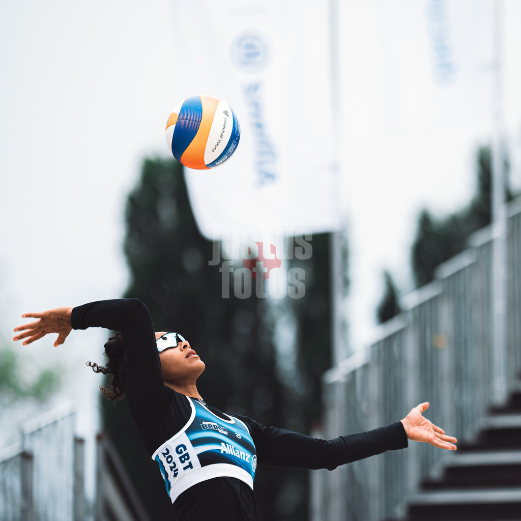 Beachvolleyball | Frauen | German Beach Tour 2024 | Tourstop Bremen | 07.06.2024 | Thainara Mylena Feitosa de Oliveira (BRA) beim Aufschlag
