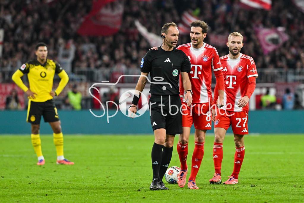 FC Bayern München - Borussia Dortmund | MUNICH, GERMANY - Referee Bastian DANKERT with Leon GORETZKA (FC Bayern Munich 8) and Konrad LAIMER (FC Bayern Munich 27) during the bundesliga match between FC Bayern Munich vs. Borussia Dortmund on matchday 7 at Allianz Arena on October 18, 2025 in Munich, Germany / DFL REGULATIONS PROHIBIT ANY USE OF PHOTOGRAPHS AS IMAGE SEQUENCES AND/OR QUASI-VIDEO