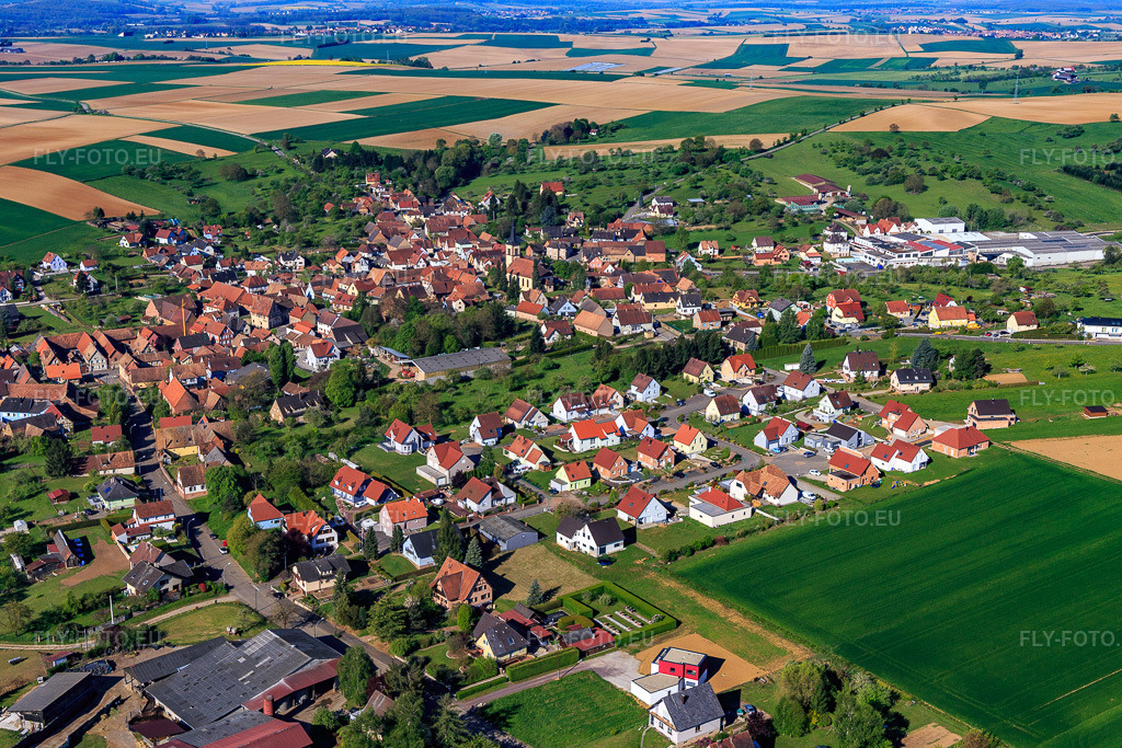 Vue aérienne: Vue de la ville depuis le nord-est à Mietesheim dans le département Bas Rhin, France – .Photo: IMG_099430.jpg prise le 30/04/2017 par Werner Riehm/FLY-FOTO.eu – Résolution de l'original: 5472 x 3648 px