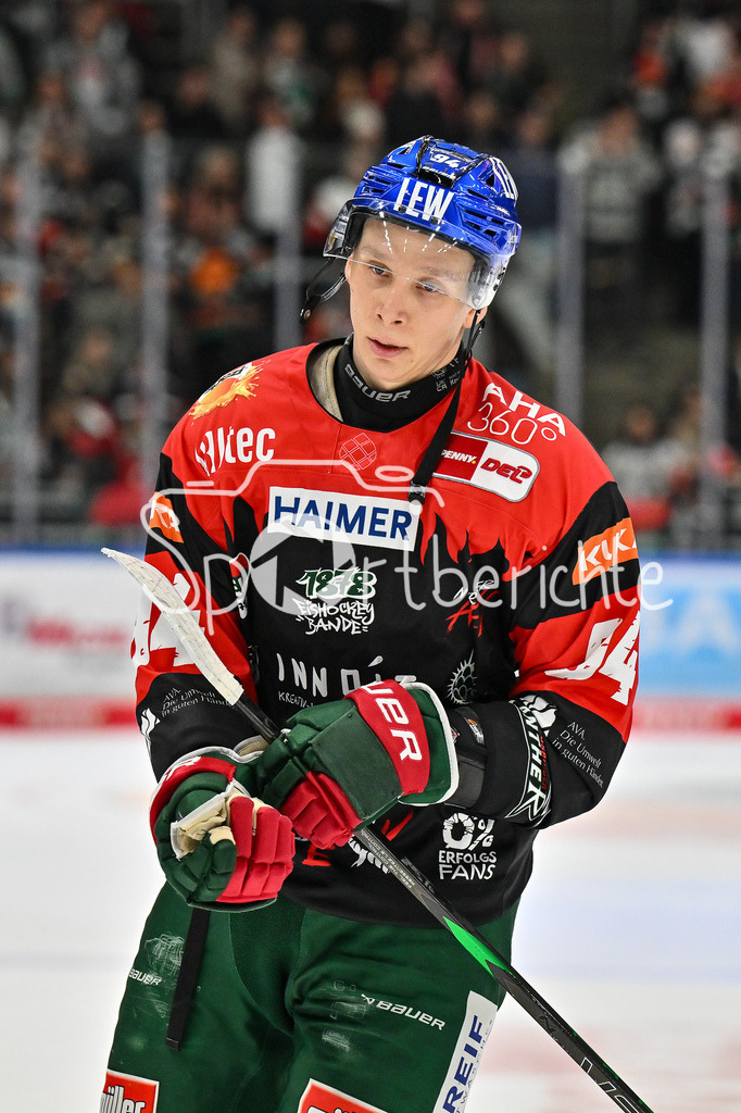 Augsburger Panther - Iserlohn Roosters | Haengende Koepfe bei den Panthern nach der Niederlage gegen Iserlohn / Anrei HAKULINEN (Augsburger Panther #94) / Freisteller / Einzelfoto / DEL: Augsburger Panther - Iserlohn Roosters, Curt Frenzel Stadion am 17.11.2024