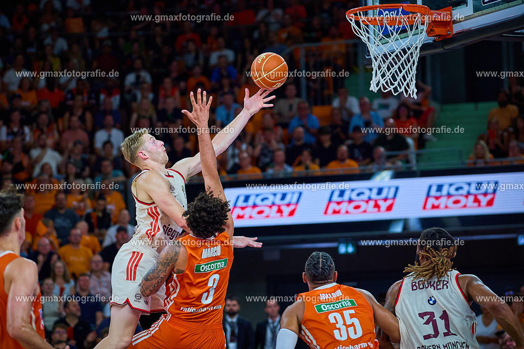 GER, ratiopharm ulm gegen FC Bayern, Basketball, 2. PlayOff, Finale, EasyCredit Bundesliga, Spielzeit 2024/2025, 18.06.2025 | Korbleger von Jack White (FC Bayern, #04) gegen Marcio Santos (ratiopharm ulm, #03)GER, ratiopharm ulm gegen FC Bayern, Basketball, 2. PlayOff, Finale, EasyCredit Bundesliga, Spielzeit 2024/2025, 18.06.2025Foto: Eibner-Pressefoto/Gerald Oelze-de Stoppany