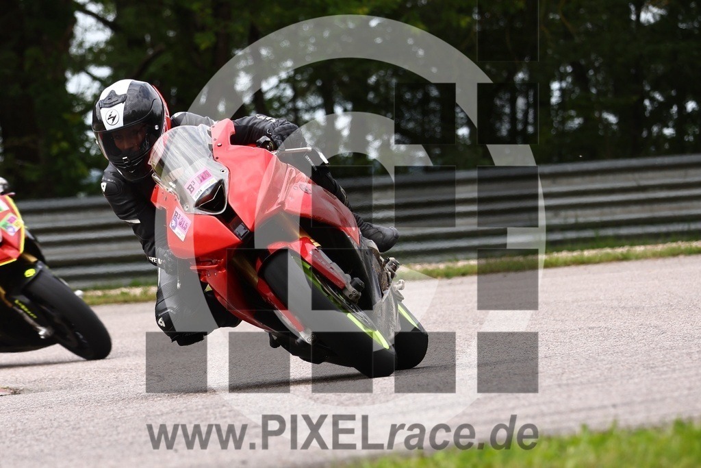 0570-20240601_01386 | Schöne Erinnerungen an spannende Momente - das festzuhalten ist unser Job. PIXELrace.de ist seit 2003 auf den Rennstrecken Europas unterwegs um die Action draußen beim Fahren und die wunderbare Stimmung imm Fahrerlager für euch einzufangen.