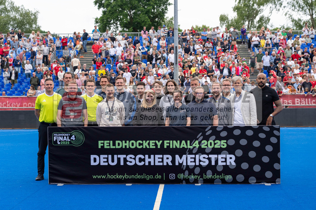 Final4_20250601-1524-HK108788 | Krefeld, Deutschland, 01.06.2025:  Feldhockey Final4 2025 – „Deutsche Feldhockey-Meisterschaften 2025“ Crefelder HTC - Rot-Weiss Köln (Finale Herren) im Gerd-Wellen-Hockeyanlage am 01.06.2025 in Krefeld, Deutschland. (Foto von Kramhöller/Fehrmann/Kaste)Krefeld, Germany, 01.06.2025: Feldhockey Final4 2025 – „Deutsche Feldhockey-Meisterschaften 2025“ Harvestehuder HTC - Düsseldorfer HC (Finale Damen) in Gerd-Wellen-Hockeyanlage at 01.06.2025 in Krefeld, Deutschland. (Foto from Kramhöller/Fehrmann/Kaste)