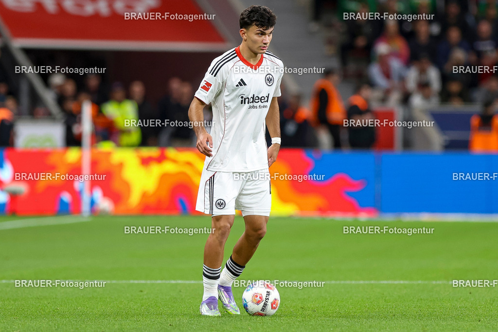 Bayer 04 Leverkusen vs Eintracht Frankfurt - Bundesliga  | Leverkusen, Deutschland, 12.09.25:   Can Yilmaz Uzun (Eintracht Frankfurt) in Aktion am Ball, Einzelaktion waehrend des Spiels der Bundesliga zwischen  Bayer 04 Leverkusen vs Eintracht Frankfurt in der BayArena(Foto von Brauer-Fotoagentur / Adrian Schlueter)