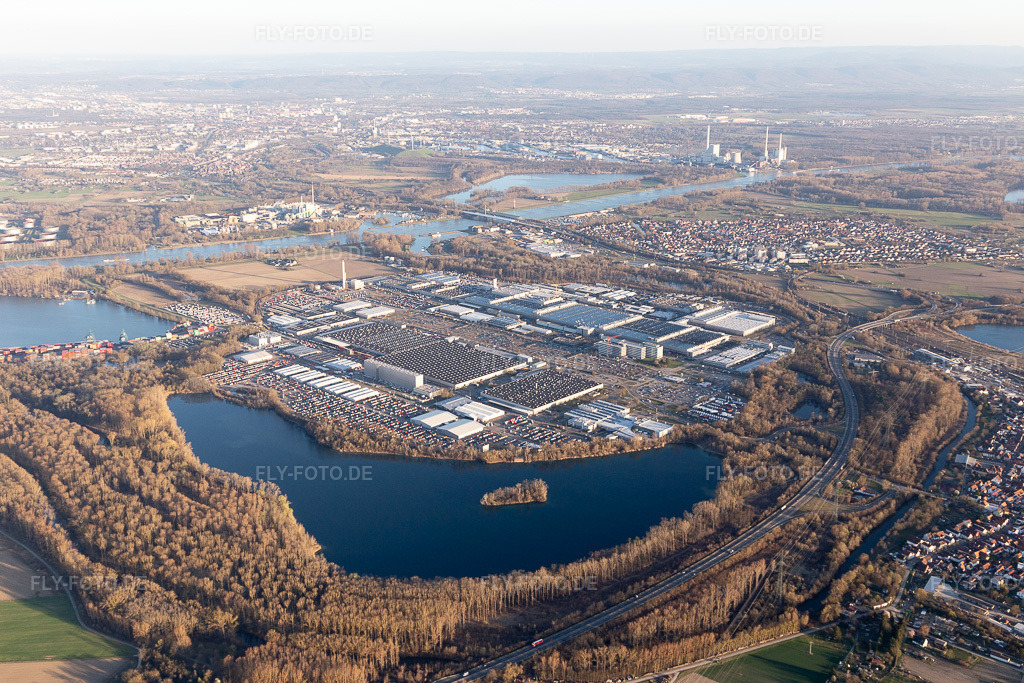 Luftbild: Daimler LKW-Werk in Wörth am Rhein im Bundesland Rheinland-Pfalz in Deutschland. Foto: IMG_112925.jpg vom 20.03.2019 durch Werner Riehm/FLY-FOTO.de