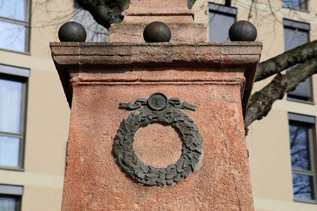 Foto: Leipzig - Kugeldenkmal - Ehrenkranz | Das Team hinter BILDLEXIKON LEIPZIG bündelt historische wie aktuelle Informationen über die Stadt Leipzig in Text und Bild auf einer Plattform und stellt diese der interessierten Öffentlichkeit zur Verfügung.