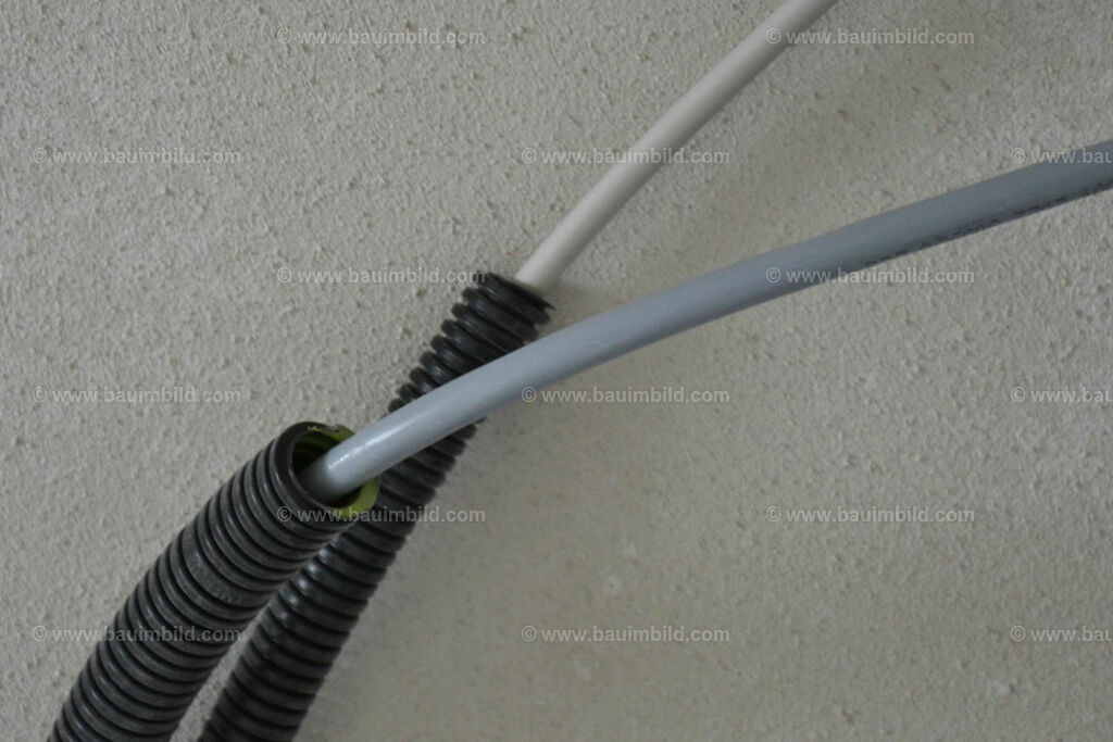 bib-lg17-elektroinstallation-0202 | Nach LV-Leistungsgruppen sortierte Detailfotos über den Bau eines Hauses. Alle Hausbau-Bilder direkt vom Urheber und Autor der Website Haus-Selber-Bauen.com