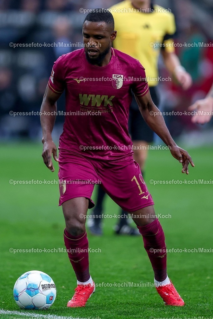 BMG21022502159 | 22.02.2025, Fußball, Borussia Mönchengladbach - FC Augsburg, 1. Fußball Bundesliga, Borussia-Park, Saison 2024 2025: Frank Onyeka (FC Augsburg #19)DFB regulations prohibit any use of photographs as image sequences and or quasi-video.