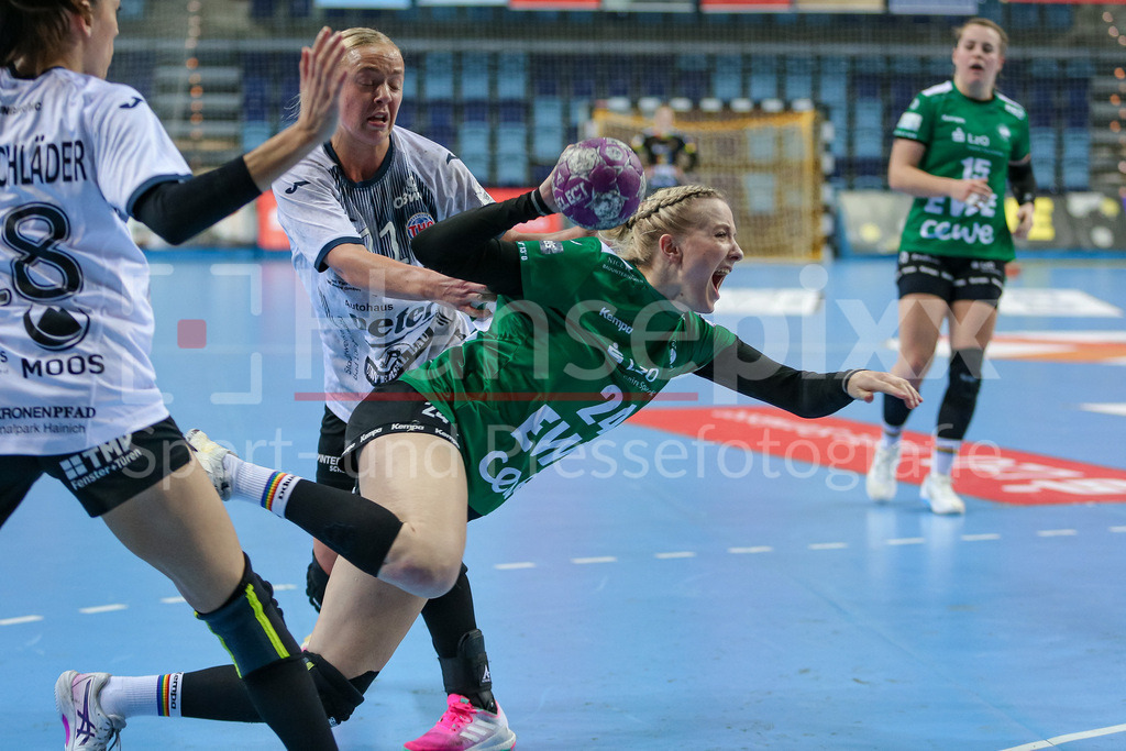 Handball, Bundesliga Frauen, VfL Oldenburg - Thüringer HC | v.li.: Vilma Matthijs Holmberg (Thüringer HC, THC, 11) und Luisa Knippert (VfL Oldenburg, 24) im Zweikampf, Duell, Spielszene, Aktion, Action