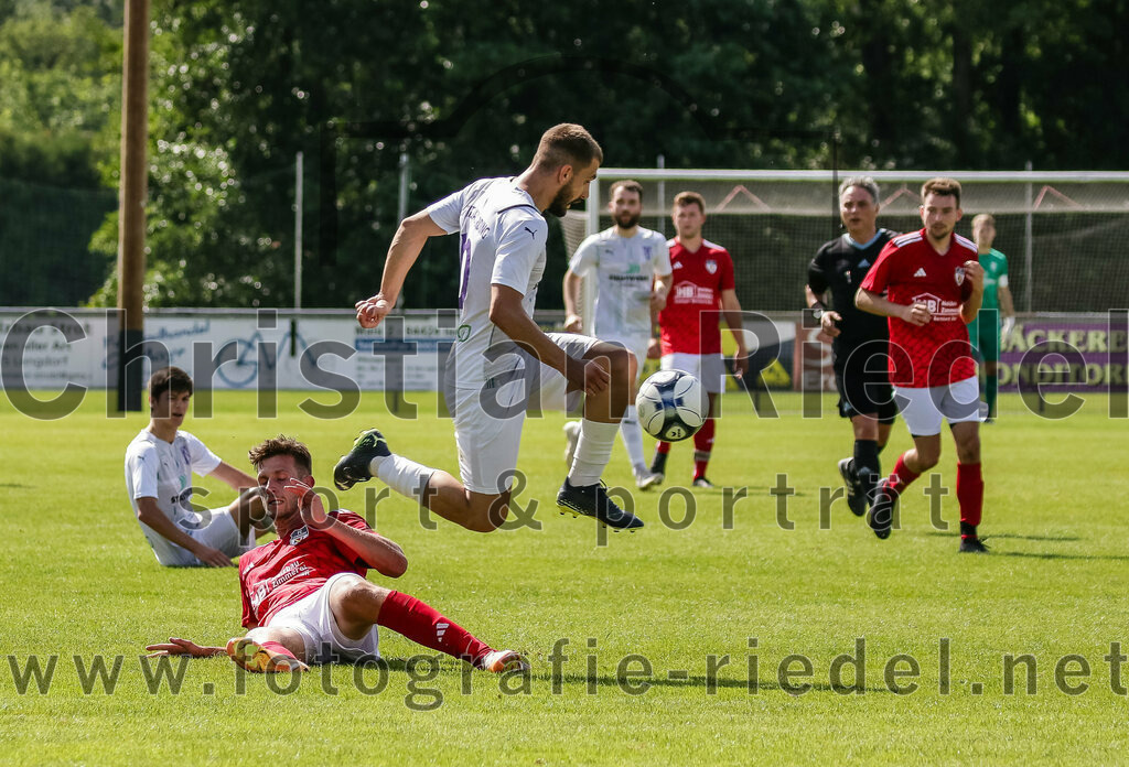 2023-07-30_115_FC_Lengdorf_gegen_SpVgg_Altenerding | Lengdorf, Deutschland, 30.07.2023:
Fußball, Kreisliga 2023 / 2024, 1. Spieltag, FC Lengdorf gegen SpVgg Altenerding, Endergebnis: 1:1

Florian Thieme (FC Lengdorf, #5), Leart Bilalli (SpVgg Altenerding, #10)

Foto: Christian Riedel / fotografie-riedel.net