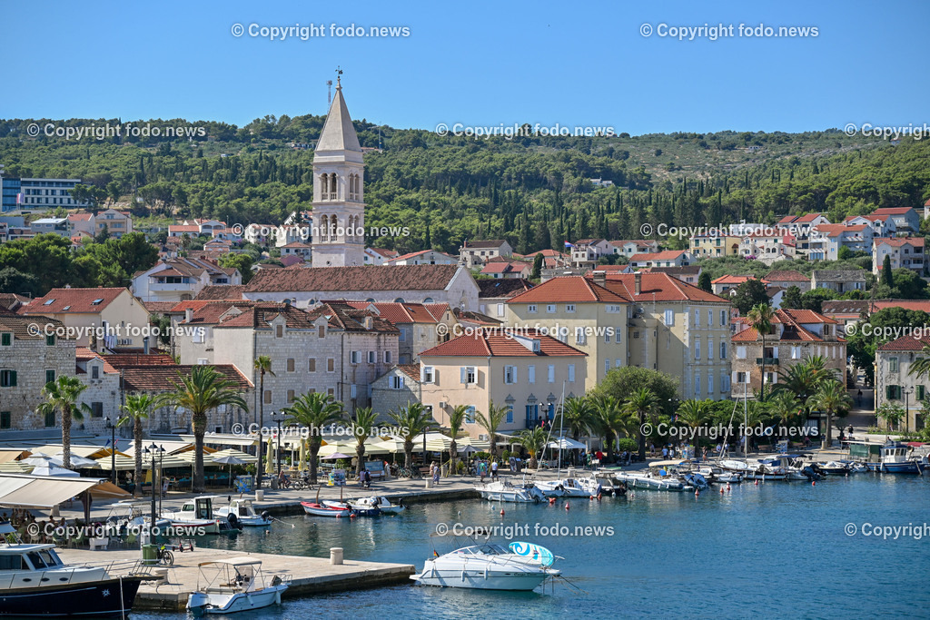 Kroatien_ Brac_ Insel in Dalmatien_ Supetar_ 21.07.2025-7 | 21.07.2025, Kroatien, HRV, Brac, Insel in Dalmatien, Supetar im Bild Themenbild, Supetar, Stadt in der Gespanschaft Split-Dalmatien auf der Insel Brac, Hafen, Hafeneinfahrt, Boote, Blick auf die Stadtmitte, Feature, Symbolbild