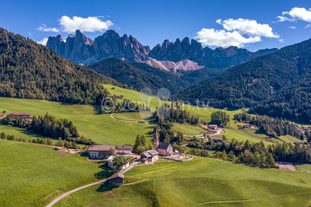 St. Maddalena im Villnößtal, Südtirol. im Hintergrund die Geislerspitzen | Luftbilder, Drohnenbilder, Oberfranken, Bayern, Kronach, Lichtenfels, Kulmbach, Thüringen, Frankenwald, Thüringerwald - Realisiert mit Pictrs.com