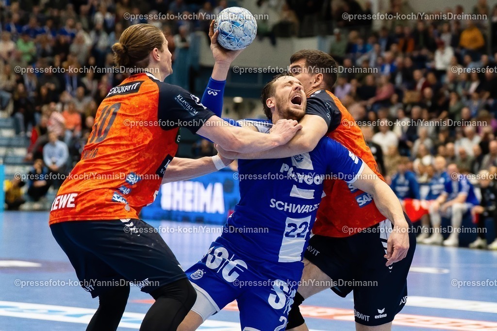 xYDR22022501035 | 22.02.2025, xydrx, Handball, 1.HBL, VFL Gummersbach - Rhein-Neckar-Löwen, Schwalbe-Arena: Juri Knorr (Rhein-Neckar-Loeewen #10) und Halil Jaganjac (Rhein-Neckar-Loewen #45) gegen Kentin Mahe (VFL Gummersbach #22)