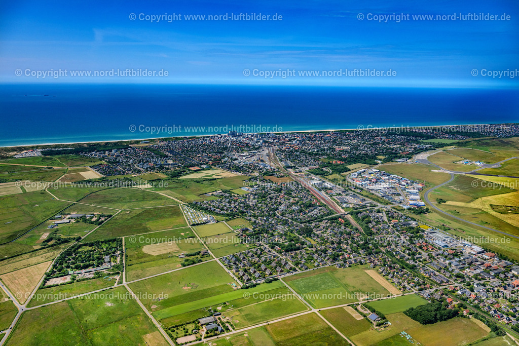 Sylt_Tinnum_Westerland_ELS_6499210625 | SYLT 21.06.2025 Ortsansicht an der Meeres-Küste von Westerland und Tinnum auf der Insel Sylt im Bundesland Schleswig-Holstein, Deutschland. // Town view on the sea coast of Westerland and Tinnum on the island of Sylt in the state Schleswig-Holstein, Germany. Foto: Martin Elsen