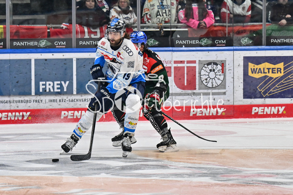 Augsburger Panther - ERC Ingolstadt | im Duell Wojciech STACHOWIKA (ERC Ingolstadt #19) und Kristian BLUMENSCHEIN (Augsburger Panhter #8) / Zweikampf / DEL: Augsburger Panther - ERC Ingolstadt, Curt Frenzel Stadion am 26.01.2025