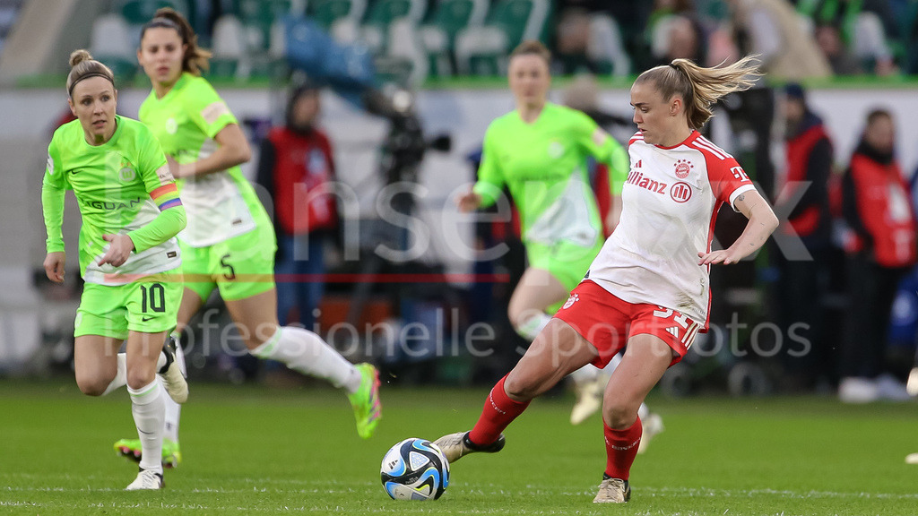 Fussball, Google Pixel Frauen-Bundesliga, VfL Wolfsburg - FC Bayern München | v.li.: Georgia Stanway (FC Bayern München, 31) am Ball, Einzelbild, Ganzkörper, Aktion, Action, Spielszene, DIE DFB-RICHTLINIEN UNTERSAGEN JEGLICHE NUTZUNG VON FOTOS ALS SEQUENZBILDER UND/ODER VIDEOÄHNLICHE FOTOSTRECKEN. DFB REGULATIONS PROHIBIT ANY USE OF PHOTOGRAPHS AS IMAGE SEQUENCES AND/OR QUASI-VIDEO.