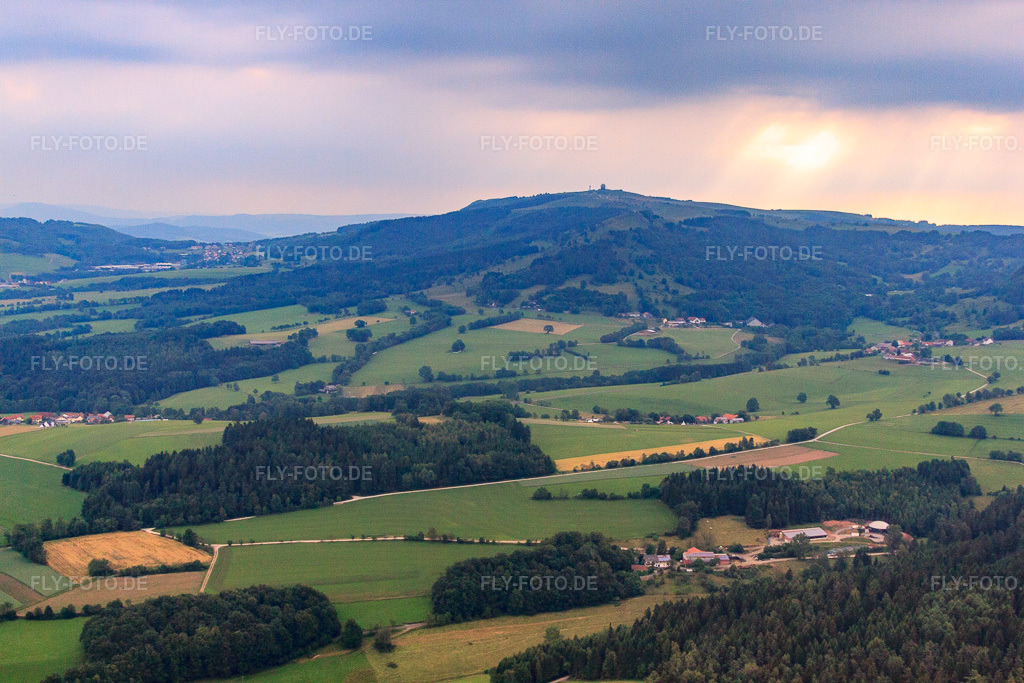 Luftbild: Wasserkuppe aus Westen im Ortsteil Obernhausen in Gersfeld im Bundesland Hessen in Deutschland. – Foto: IMG_68850.jpg vom 22.06.2014 durch Werner Riehm/FLY-FOTO.de – Auflösung des Originals: 4752 x 3168 px