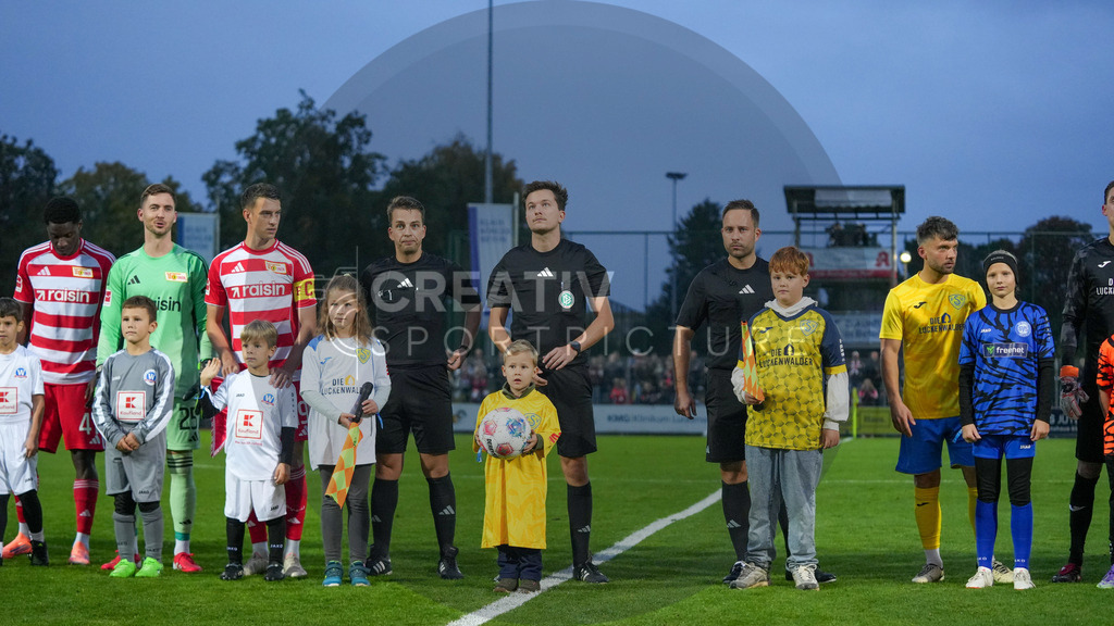 Fußball, Herren, Saison 2025/2026, Testspiel, Freundschaftsspiel, FSV 63 Luckenwalde vs. 1.FC Union Berlin, Mittwoch 08.10.2025, Werner-Seelenbinder-Stadion Luckenwalde, | Fußball, Herren, Saison 2025/2026, Testspiel, Freundschaftsspiel, FSV 63 Luckenwalde vs. 1.FC Union Berlin, Mittwoch 08.10.2025, Werner-Seelenbinder-Stadion Luckenwalde, Im Bild: Beide Mannschaften und das Schiedsrichter-Gespann um Daniel Läser (l.), Tim Gerstenberg (m.) und Felix Schmidt (r.) laufen auf. - Realisiert mit Pictrs.com