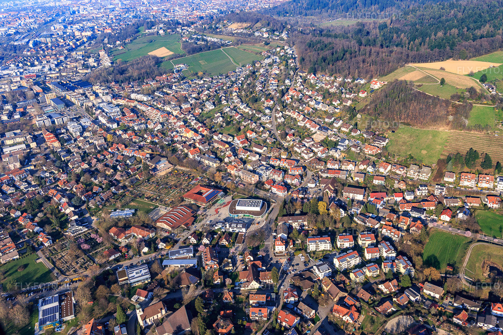 Luftbild: Ortsansicht aus Südwesten mit Hexentalschule und Forum Merzhausen in Merzhausen im Bundesland Baden-Württemberg in Deutschland. Foto: IMG_113018.jpg vom 22.03.2019 durch Werner Riehm/FLY-FOTO.de