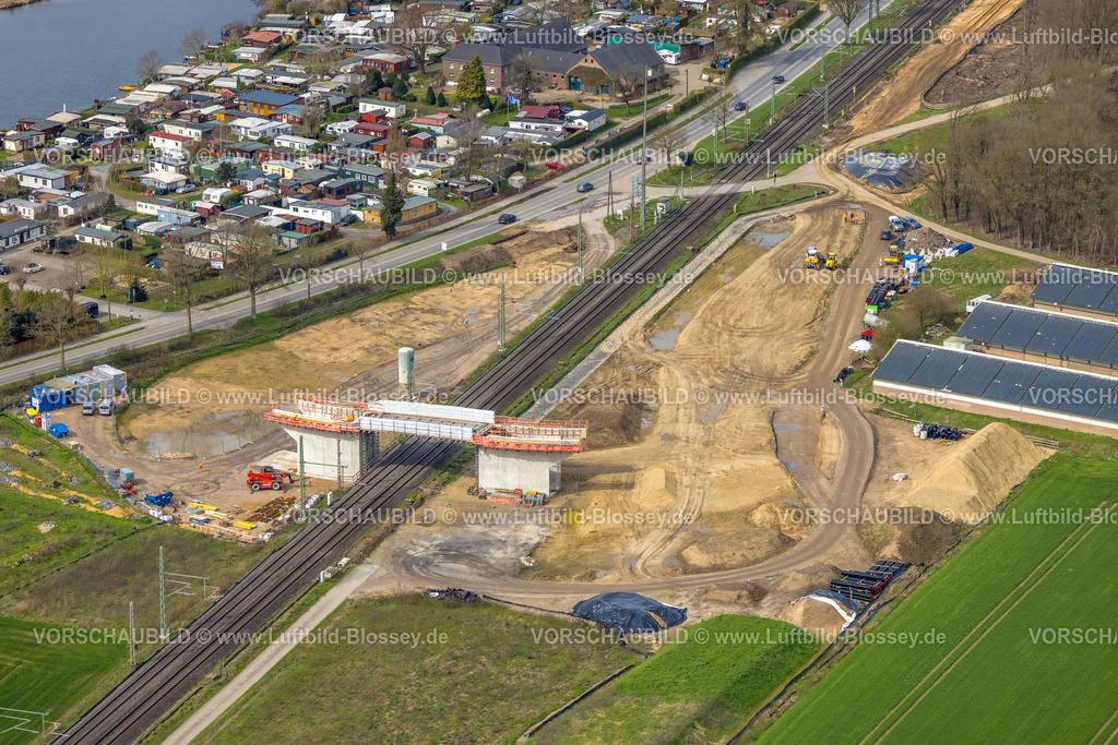 Rees230300887Betuwe | Luftbild, Ausbau der Betuwe Linie zwischen Ruhrgebiet und den Niederlanden im Bereich Rees Haldern zur dreigleisigen Bahnstrecke, , alle beschrankten Bahnübergänge werden entfallen oder durch Über- oder Unterführungen ersetzt werden. Vor allem ist die Ausbaumaßnahme für die Bahn mit der Verpflichtung verbunden, nunmehr Lärmschutz für die betroffenen Menschen zu gewähren. Stockum, Rees-Haldern, Niederrhein, Ruhrgebiet, Nordrhein-Westfalen, Deutschland