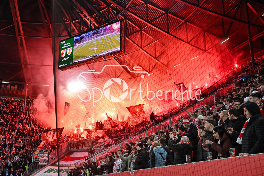 FC Augsburg - VfB Stuttgart | AUGSBURG, GERMANY - 22. MAERZ: die Fans des VFB zuenden zu Spielbeginn Pyro im Gästeblock / Feuer / Fackel / Bengalo / Symbolbild während dem Bundesligamatch zwischen dem FC Augsburg und dem VfB Stuttgart am 27. Spieltag in der WWK Arena / DFL REGULATIONS PROHIBIT ANY USE OF PHOTOGRAPHS AS IMAGE SEQUENCES AND/OR QUASI-VIDEO