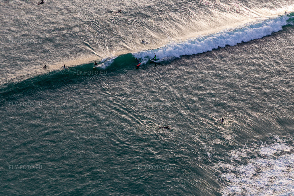 Vue aérienne: Wave surfeurs devant la Plage de Tronoën à Saint-Jean-Trolimon dans le département Finistère, France. Photo: IMG_132556.jpg prise le 17/06/2022 par Werner Riehm/FLY-FOTO.eu – Résolution de l'original: 5472 x 3648 px