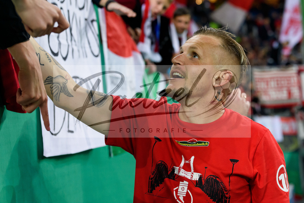 HSVSCF20220419_445 | Fussball, Herren: Jonathan Schmid (SC Freiburg) schaut beim DFB-Pokal-Halbfinalspiel zwischen Hamburger SV und SC Freiburg im Volksparkstadion am 19.04.2022 in Hamburg, Deutschland.DFB / DFL REGULATIONS PROHIBIT ANY USE OF PHOTOGRAPHS AS IMAGE SEQUENCES AND/OR QUASI-VIDEO. - Realisiert mit Pictrs.com