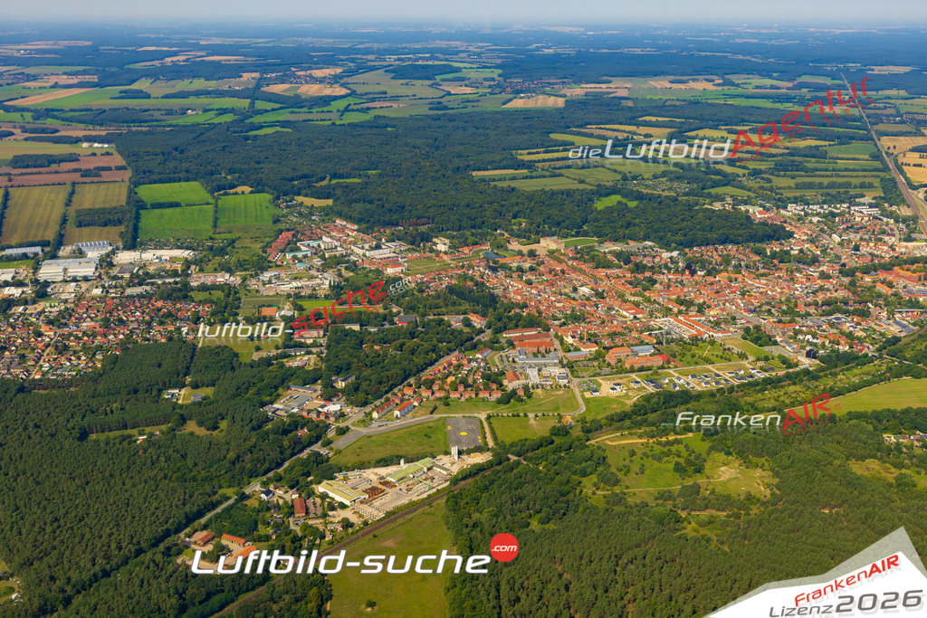 Stadt Ludwigslust von Oben- Die Luftaufnahme wurde 2025 vom UL-Flugzeug heraus erstellt ( keine Drohnenaufnahme ) - Hochauflösende Luftaufnahme - für Wandbilder und großformatige Ausdrucke geeignet. Das besondere Geschenk!Hier alle&nbsp;Infos zur Lizenzierung der LuftaufnahmeWir fliegen auch dieses Jahr wieder in Ihre Region um Luftbilder zu erstellen.- Luftbild anfragen