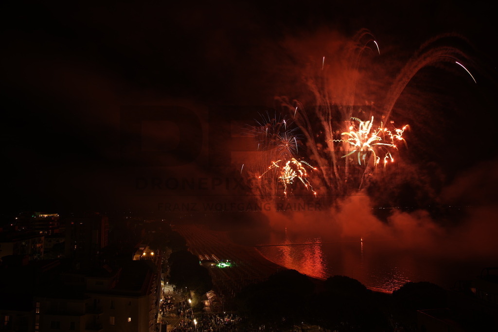Ferragosto Fireworks in Grado, Italy | GRADO, ITALY, 15.AUG.26 - FIREWORKS - Ferragosto fireworks over the Adriatic Sea in Grado, Italy. Colorful fireworks light up the night sky above the beach, coastline and waterfront during the traditional summer celebration. - Realisiert mit Pictrs.com