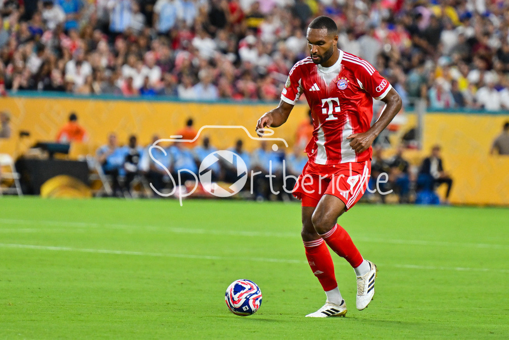 FC Bayern München - Boca Juniors | am Ball Jonathan TAH (FC Bayern Muenchen 4) / Einzelfoto / Freisteller / FIFA Club World Cup: FC Bayern Muenchen - Boca Juniors, Hard Rock Stadium am 20.06.2025 / NOT FOR SALE IN USA