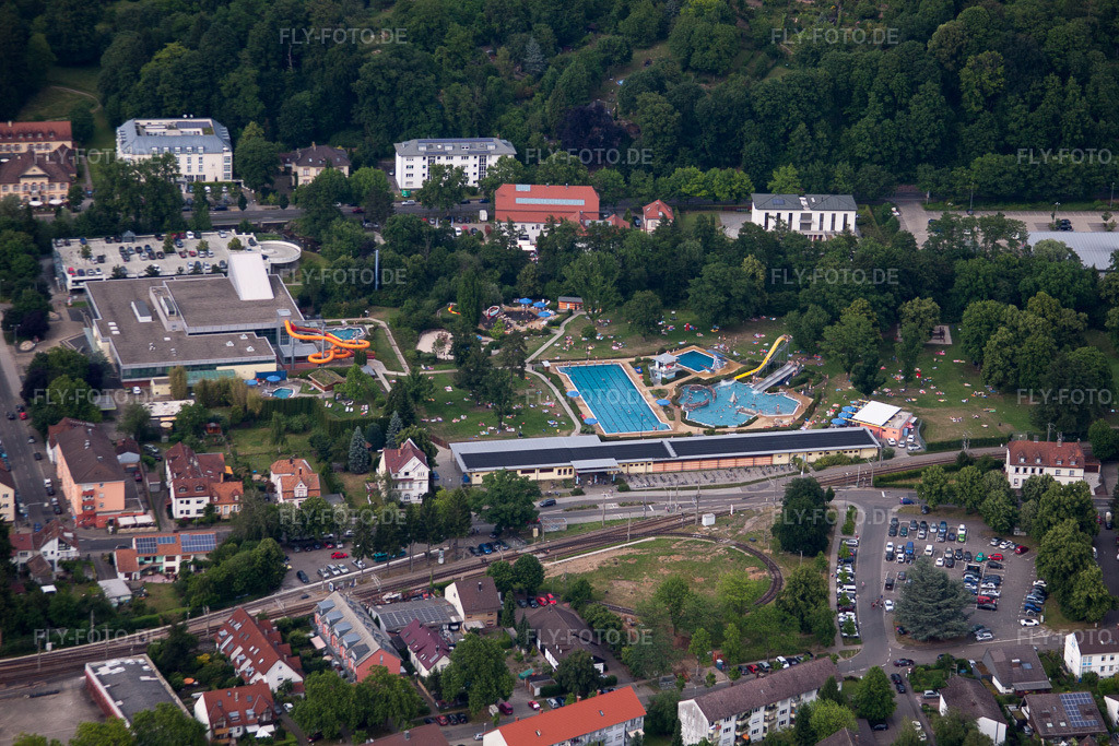 Luftbild: Badegäste auf den Liegewiesen am Schwimmbecken des Freibades Albgau Freibad in Ettlingen im Bundesland Baden-Württemberg in Deutschland. Foto: IMG_66725.jpg vom 07.06.2014 durch Werner Riehm/FLY-FOTO.de