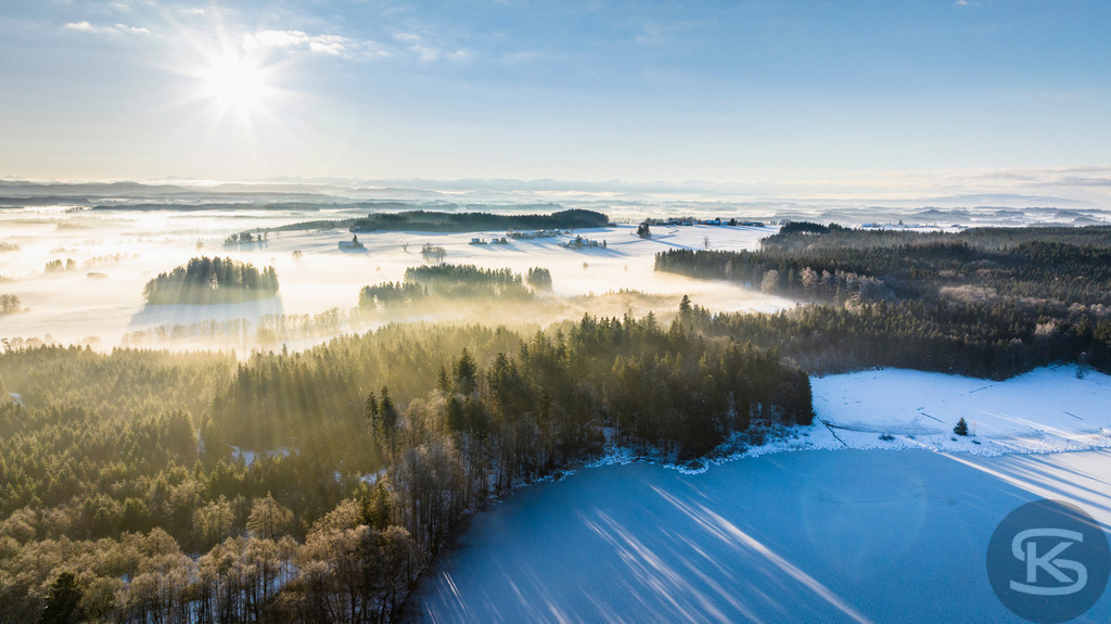 Wunderschöne Allgäu-Winterlandschaft aus der Luft – Hügel, Wälder und Alpenpanorama | Wunderschöne Allgäu-Winterlandschaft aus der Luft mit sanften Hügeln, verschneiten Wäldern und beeindruckendem Ausblicküber einen zugefrorenen See – ruhige, klare Winteridylle in einzigartiger Vogelperspektive. - Realisiert mit Pictrs.com