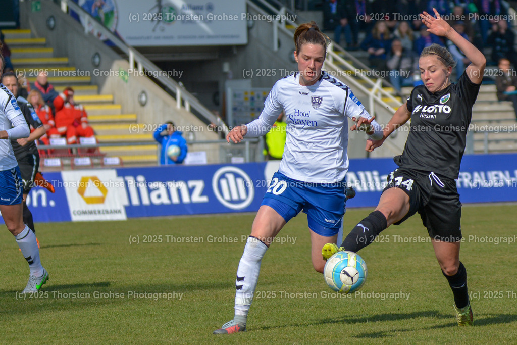 Fussball-BL Frauen 1. FFC Frankfurt vs. FF USV Jena | Lara Schmidt #20 (FF USV Jena), Groenen Jackie #14 (1.FFC Frankfurt); Fussball-BL Frauen 1. FFC Frankfurt vs. FF USV Jena, Fussball-Bundesliga Frauen am 25.03.2018 im Stadion am Brentanobad in Frankfurt/Main, (Deutschland) - Realisiert mit Pictrs.com