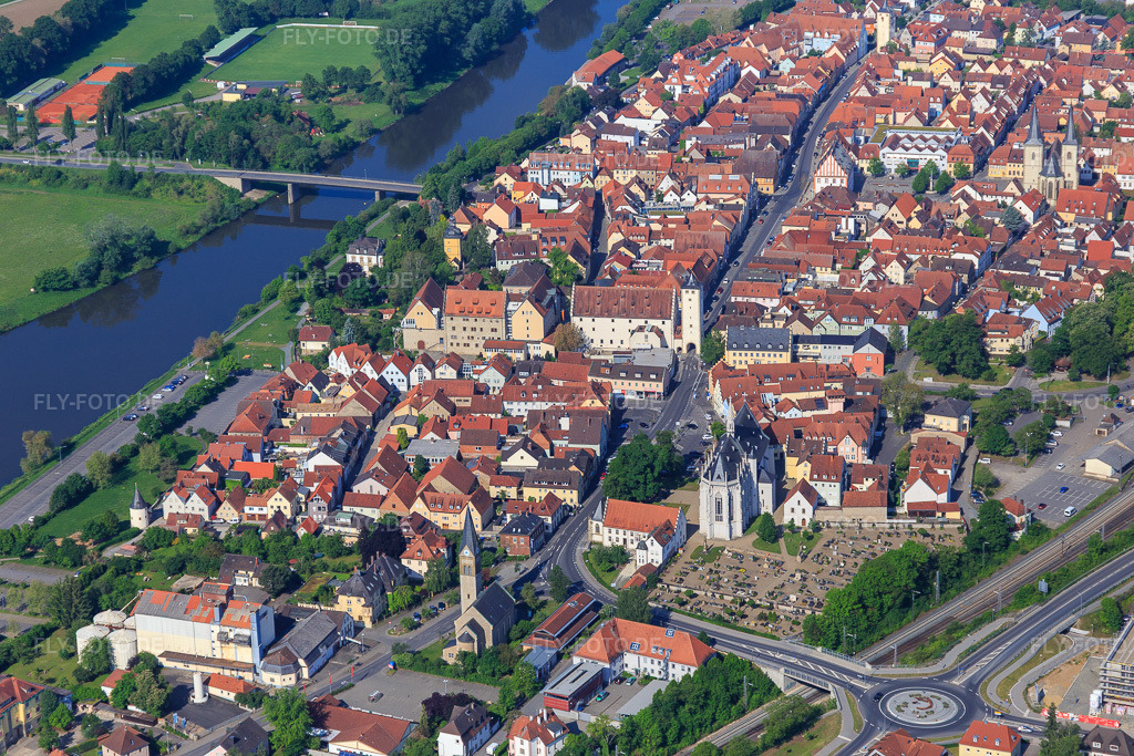 Luftbild: Ob. Vorstadt und Hauptstraße mit Rathaushalle, Stadthalle Haßfurt, Ritterkapelle am Friedhof und Spitalkapelle Heilig Geist in Haßfurt im Bundesland Bayern in Deutschland.Foto: IMG_099893.jpg vom 25.05.2017 durch Werner Riehm/FLY-FOTO.deKulturamt HaßfurtHASSFURT.DEWWW.RITTERKAPELLE.DE