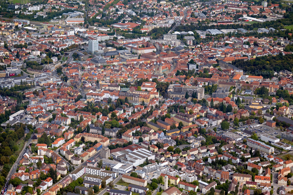 4060236 | BAYREUTH 07.09.2021 Stadtzentrum im Innenstadtbereich entlang der Maximilianstraße in Bayreuth im Bundesland Bayern. // The city center in the downtown are in Bayreuth in the state Bavaria. Foto: Gerhard Launer