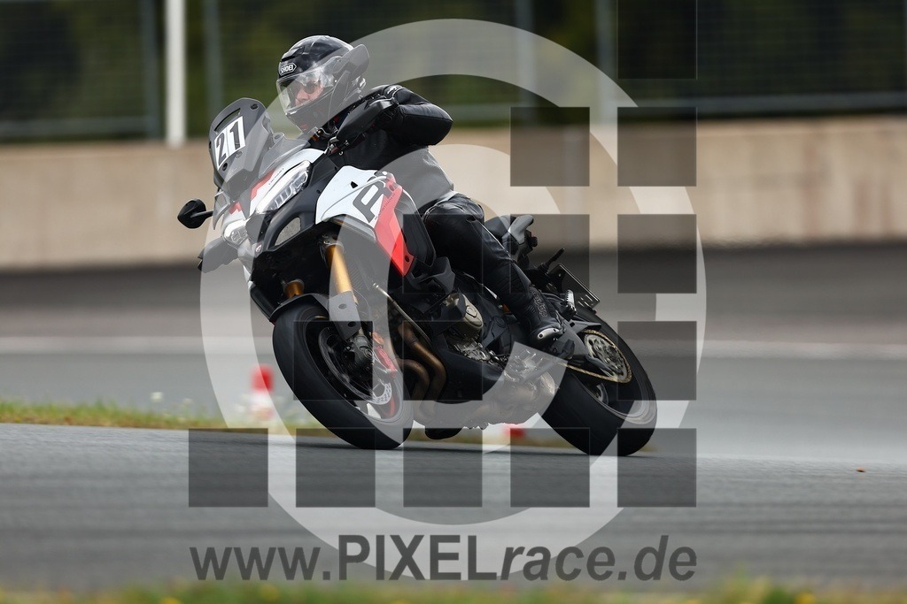 0021-20250916_02786 | Schöne Erinnerungen an spannende Momente - das festzuhalten ist unser Job. PIXELrace.de ist seit 2003 auf den Rennstrecken Europas unterwegs um die Action draußen beim Fahren und die wunderbare Stimmung imm Fahrerlager für euch einzufangen.