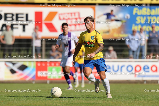 Fußball I Herren I Saison 2025-2026 I Flens-Oberliga I 7. Spieltag I SV Todesfelde - VfR Neumünster I 07.09.2025.103 | Pepe Kruse (7, SV Todesfelde) - Realisiert mit Pictrs.com