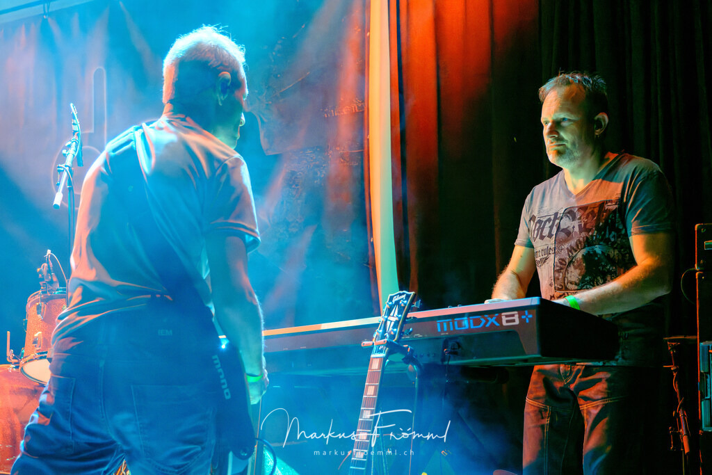 20240525-diversity-plan-018 | Die Rockband diversity plan am Samstag 25. Mai 2024 im Senkel Kulturhaus in Stans NW, Schweiz. Sascha (Drums), Roli (Keys), Judith (Vocals), Pädi (Gitarre), Mark (Bass). www.diversityplan.band . Foto: Markus Frömml
