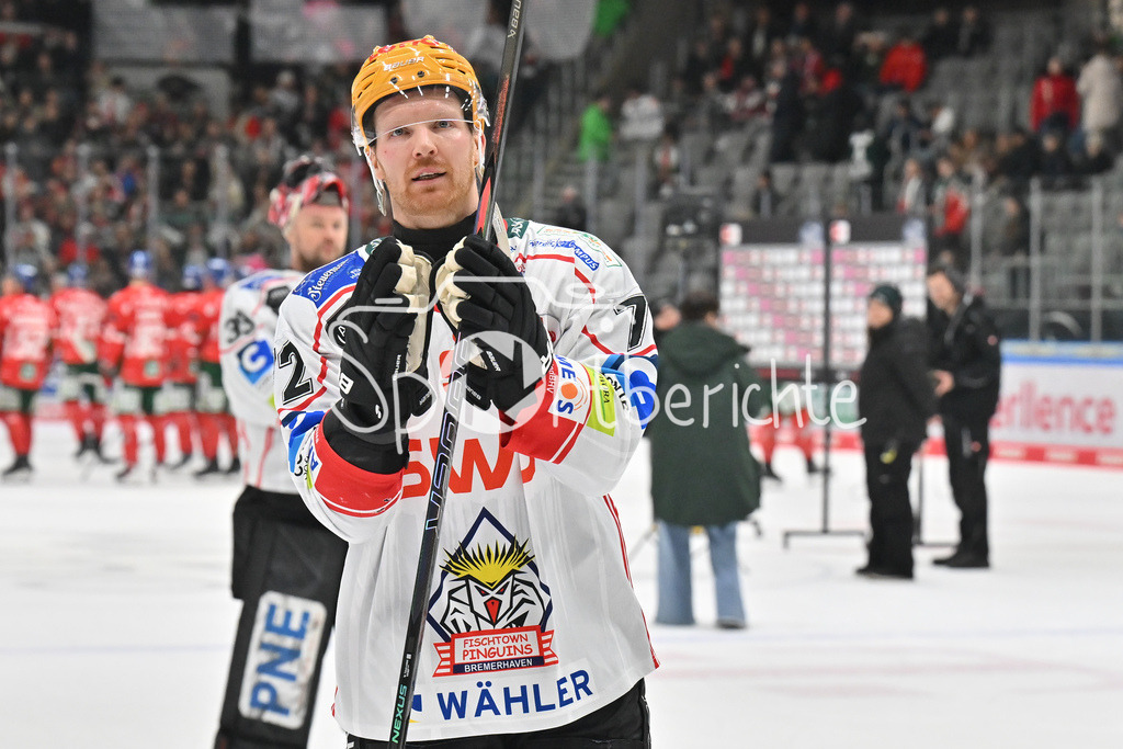 Augsburger Panther - Fischtown Bremerhaven | AUGSBURG, GERMANY - 25. JANUARY: die Spieler der Gäste bedanken bei den mitgereisten Fans nach dem 2-1 Auswärtssieg in Augsburg nach dem Match zwischen den Augsburger Panthern und den Fischtown Pinguins am 43. Spieltag der Penny DEL im Curt Frenzel Stadion  - Phillip BRUGGISSER (Fischtown Pinguins 72)
