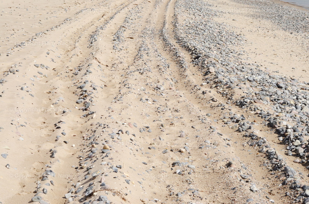 Fahrspuren im Sand | Fahrspuren im Sand werden von den Servicewagen hinterlassen, die an sonnigen Tagen Strandbesucher mit Eis und Getränke versorgen. - Realisiert mit Pictrs.com