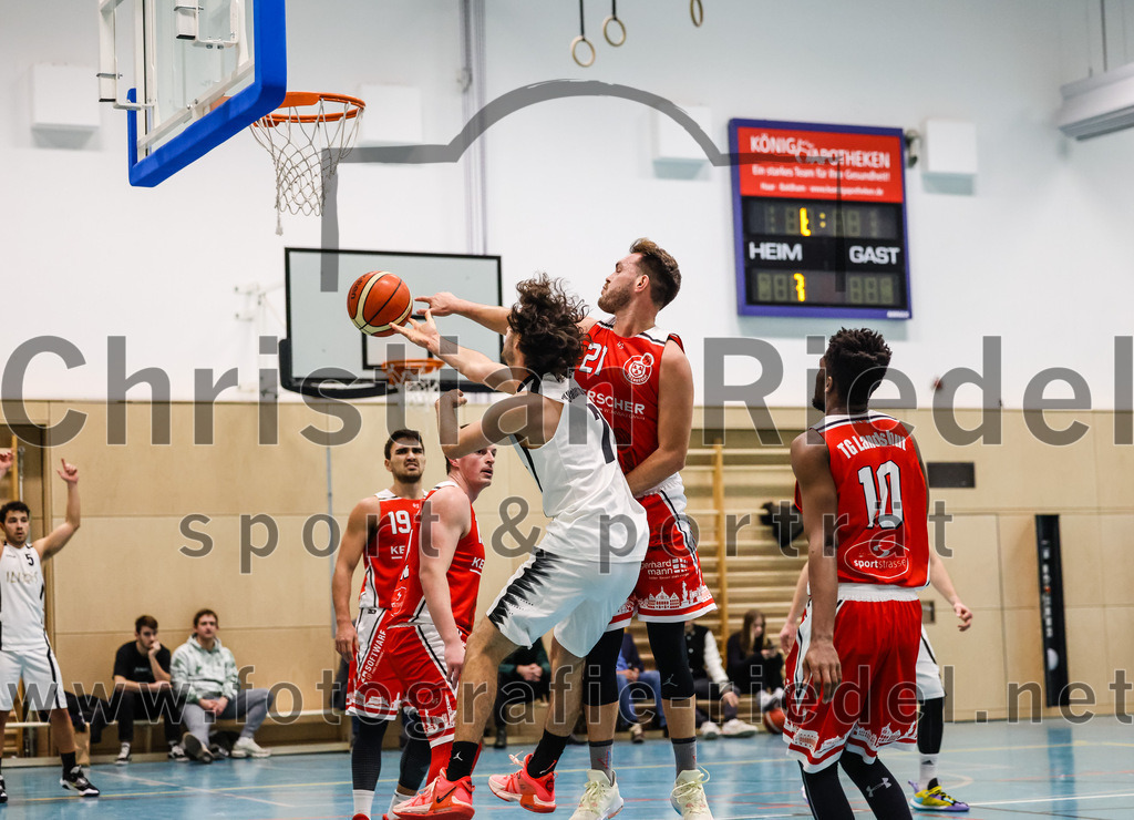 2022-12-03_039_TSV_Vaterstetten_gegen_TG_Landshut | Vaterstetten, Deutschland, 03.12.2022:
Basketball, Bayernliga Herren Südost 2022 / 2023, 7. Spieltag, TSV Vaterstetten gegen TG Landshut, Endergebnis: 71:78

Luca Maurice Kohll (TSV Vaterstetten, #7),  (TG Landshut, #21),  (TG Landshut, #10)

Foto: Christian Riedel / fotografie-riedel.net