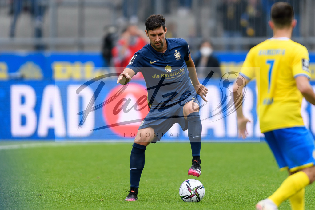 EBSTSV20210828_201 | Fussball, Herren: Stephan Salger (TSV 1860 Muenchen) in Aktion, am Ball, Einzelaktion beim Spiel der 3. Liga zwischen Eintracht Braunschweig und TSV 1860 Muenchen im Eintracht-Stadion am 28.08.2021 in Braunschweig, Deutschland.DFB / DFL REGULATIONS PROHIBIT ANY USE OF PHOTOGRAPHS AS IMAGE SEQUENCES AND/OR QUASI-VIDEO. - Realisiert mit Pictrs.com