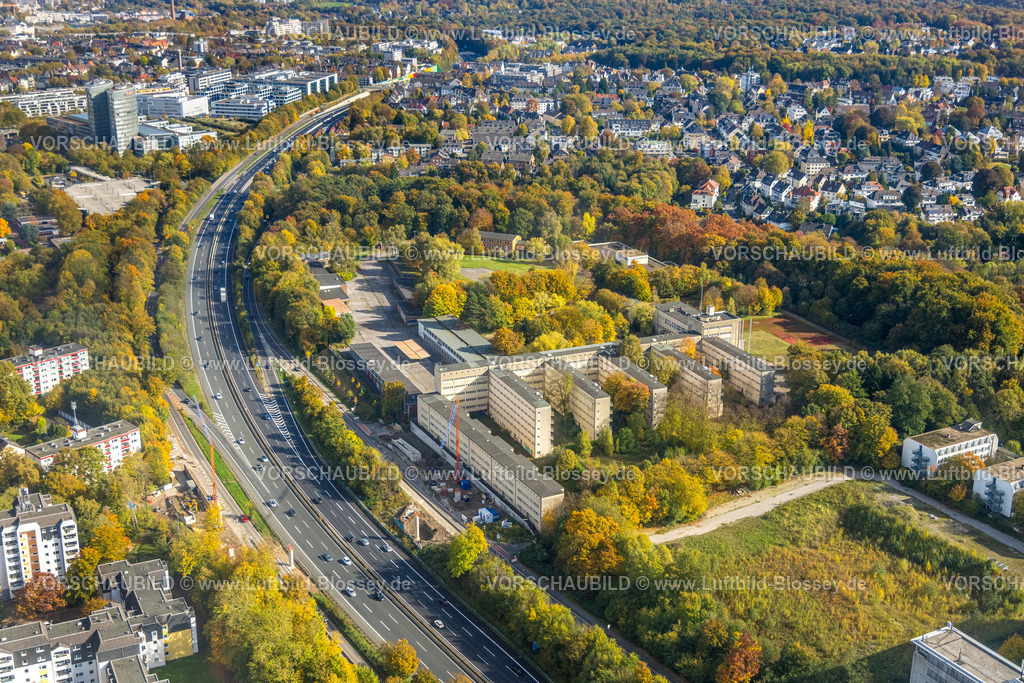 Essen251003626Mitte | Luftbild, ehemalige Polizeischule Polizeikaserne mit Denkmalschutz, Autobahn A52 und herbstliche Bäume, Bredeney, Essen, Ruhrgebiet, Nordrhein-Westfalen, Deutschland