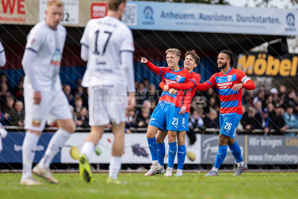20251031_Picselweb-Fotografie_1R3_0809 | Maximilian Benjamin Geißen (23, SV Drochtersen/Assel), Jorik Wulff (11, SV Drochtersen/Assel), Liam Giwah (26, SV Drochtersen/Assel) - Realisiert mit Pictrs.com