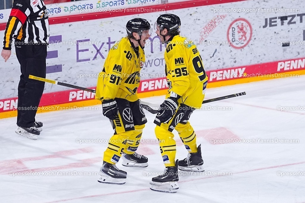 xYDRx30112501042 | 30.11.2025, xydrx, Eishockey, DEL2, Düsseldorfer EG - Krefeld Pinguine, PSD Bank Dome Düsseldorf: Torjubel nach dem Tor zum 6:3 für die Krefeld Pinguine durch Torschütze Roppe Maekitalo (Krefeld Pinguine #91) zusammen mit Mathew Santoa (Krefeld Pinguine #95)Photo: xYannisxDreimannxPressefotoKochx