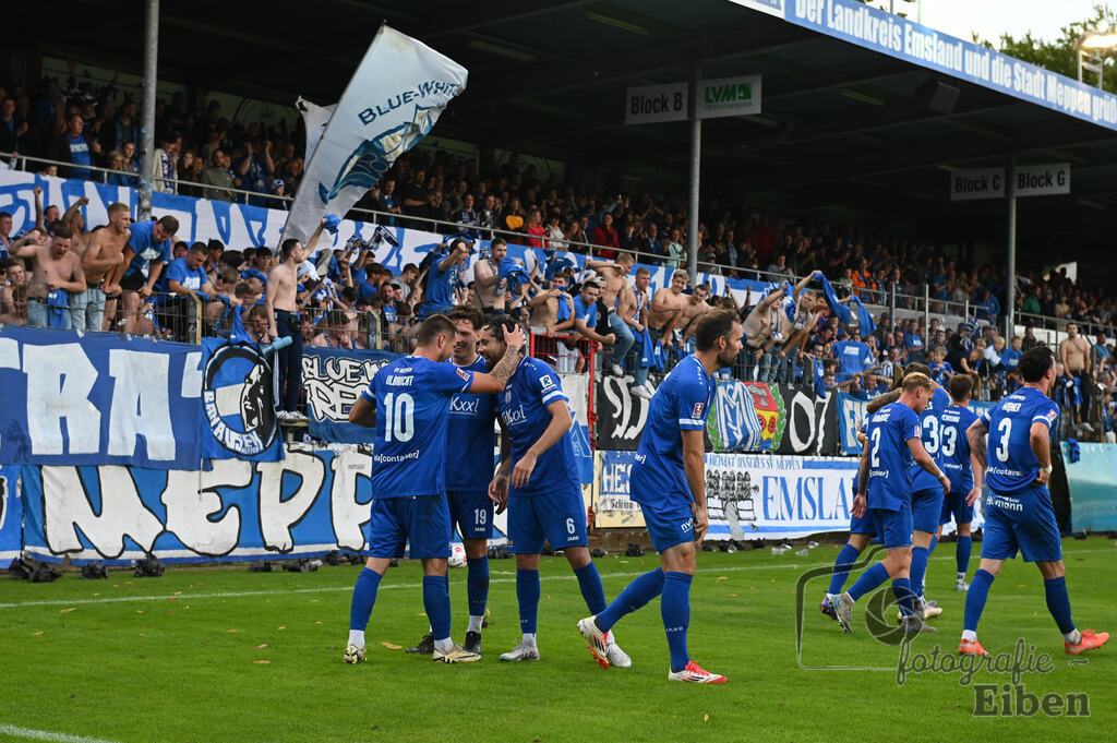 SV Meppen-VfB Lübeck | Herren Regionalliga Nord; SV Meppen (blau)-VfB Lübeck (weiß) am 01.08.2025 in Meppen (Hänsch-Arena), Photo: Philip Eiben 2025 - Realisiert mit Pictrs.com