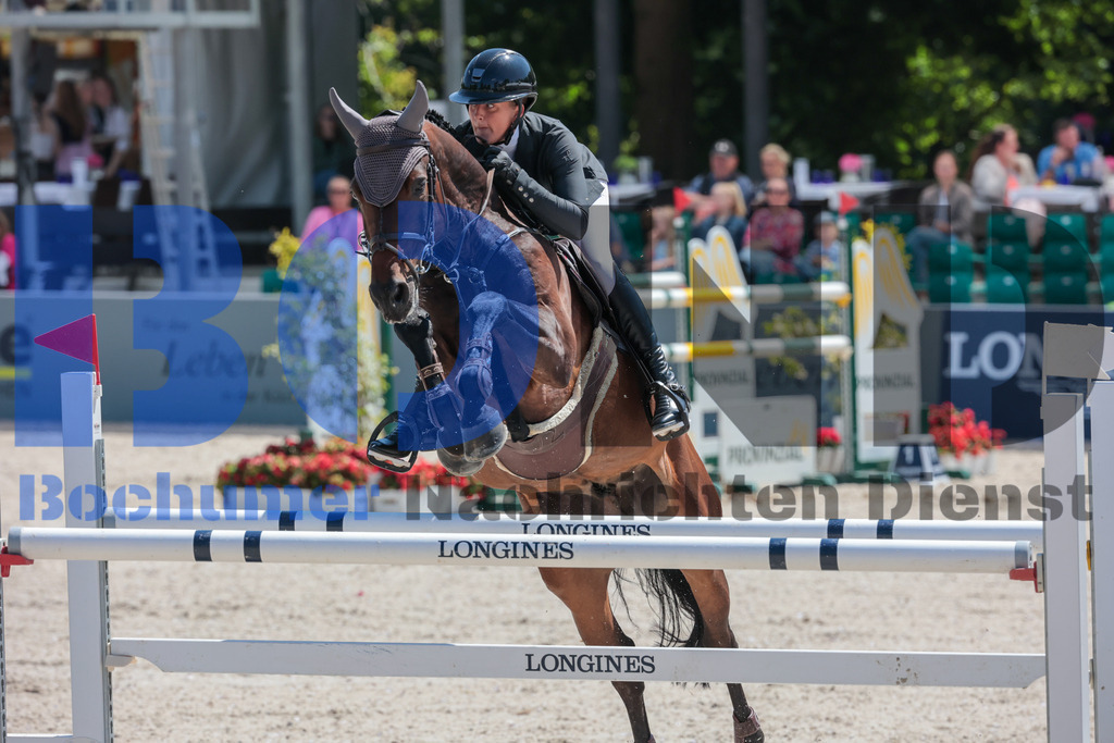 Longines Balve Optimum - Springen Samstag {date} -  | {headline}(Foto: Sebastian Sendlak / BOND) - Realisiert mit Pictrs.com