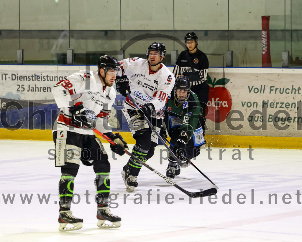 2022-11-06_051_TSV_Erding_gegen_EHC_Koenigsbrunn | Erding, Deutschland, 06.11.2022:
Eishockey, Bayernliga 2022 / 2023, 11. Spieltag, TSV Erding gegen EHC Königsbrunn, Endergebnis: 1:7

Julian Becher (EHC Königsbrunn, #98), Jeffrey Szwez (EHC Königsbrunn, #10), Dominik Wagner (Erding Gladiators, #12)

Foto: Christian Riedel / fotografie-riedel.net